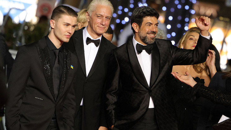 Artem Mishin, Tommaso Ragno, Pierfrancesco Favino - Montée des marches de Nostalgia © Valery HACHE / AFP