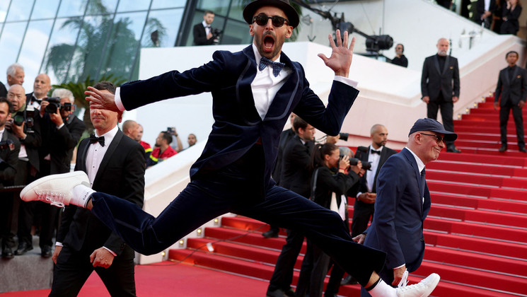 JR - Montée des marches de la soirée du 75e anniversaire du Festival de Cannes © Valery HACHE / AFP