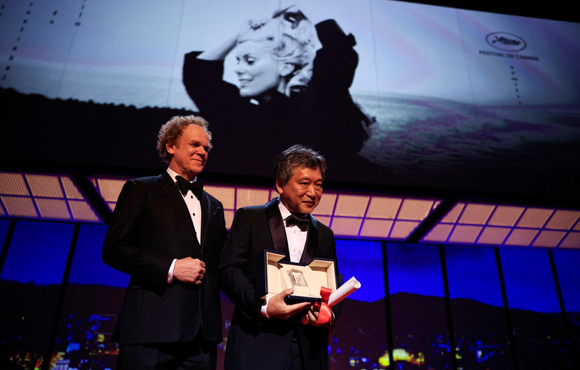 Kore-Eda Hirokazu & John C. Reilly - KAIBUTSU (MONSTER), Best screenplay © Valery HACHE / AFP