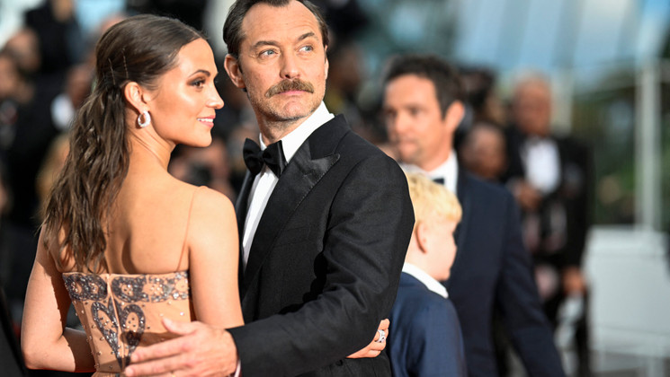 Jude Law & Alicia Vikander (FIREBRAND) - Red steps © PATRICIA DE MELO MOREIRA / AFP