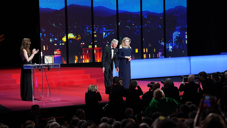 Chiara Mastroianni, Michael Douglas et Catherine Deneuve - Cérémonie d'ouverture du 76e Festival de Cannes © Amandine-Goetz/FDC