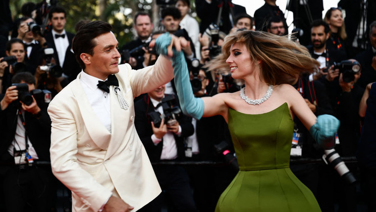 Rupert Friend, Maya Hawke (ASTEROID CITY) - Montée des Marches © Christophe Simon / AFP