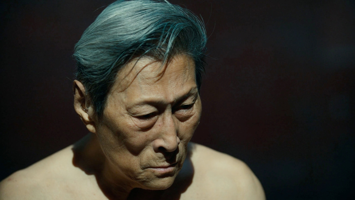 MAN IN BLACK de WANG Bing – Extrait 1