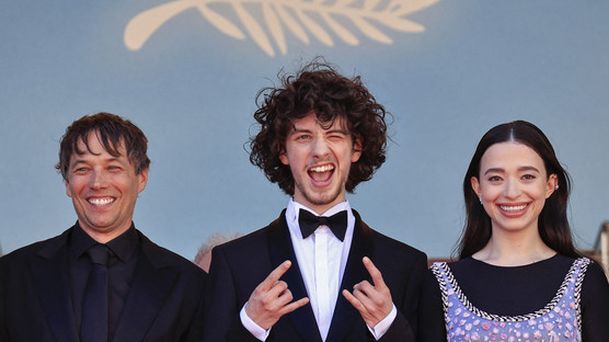 (From L) US producer Sean Baker, Russian actor Mark Eydelshteyn and US actress Mikey Madison arrive for the screening of the film "Anora" at the 77th edition of the Cannes Film Festival in Cannes, southern France, on May 21, 2024. (Photo by Valery HACHE / AFP) © Valery HACHE / AFP