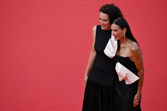 Coralie Fargeat & Demi Moore – Montée des marches de la Cérémonie du Palmarès