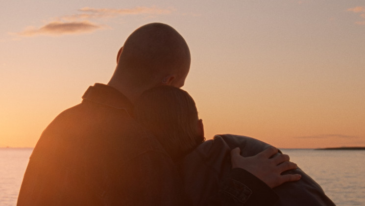 WHEN THE LIGHT BREAKS © Compass Film