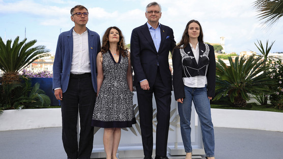 (FromL) Polish cinematographer Piotr Pawlus, Russian producer Maria Choustova, Ukrainian director Sergei Loznitsa and member of the documentary Yaryna Hordiienko pose during a photocall for the film "L'Invasion" (The Invasion) at the 77th edition of the Cannes Film Festival in Cannes, southern France, on May 16, 2024. (Photo by Valery HACHE / AFP) © Valery HACHE / AFP