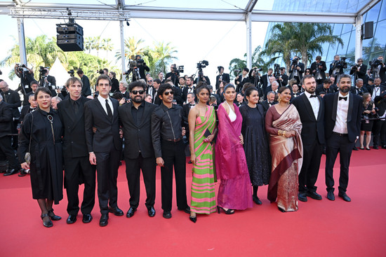 Equipe du film ALL WE IMAGINE AS LIGHT – Montée des marches de la Cérémonie du Palmarès