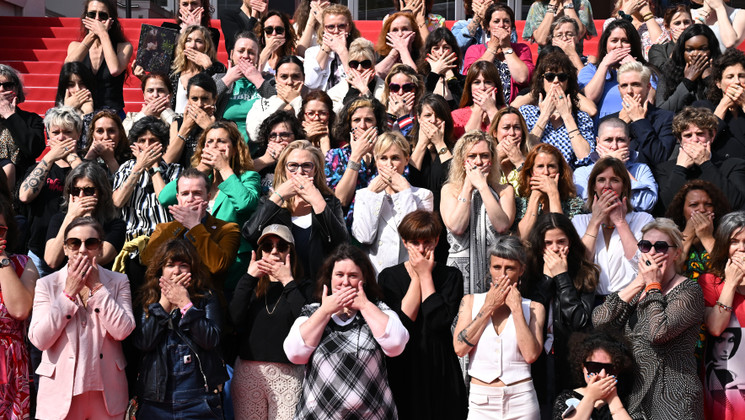 Judith Godrèche symbolically poses on the Red Steps, surrounded by women from associations dedicated to preventing violence against women © Stéphane Cardinale - Corbis / Getty