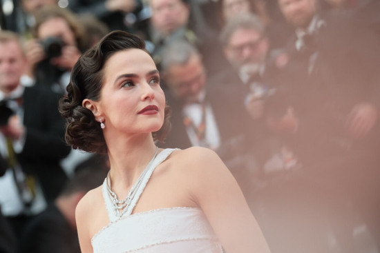 Zoey Deutch – Montées des marches NOUVELLE VAGUE