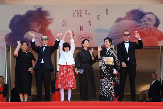 Équipe du film RENOIR – Montée des marches