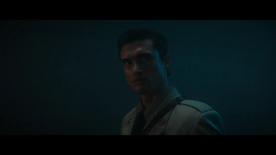 Charles Melton en una escena de Su propio infierno