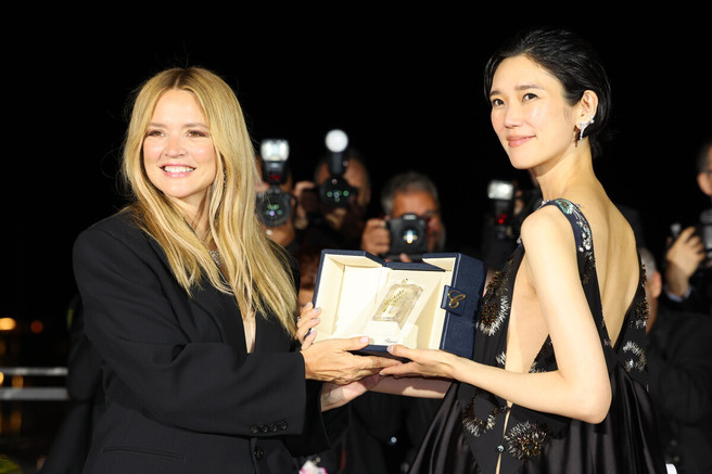 Virginie Efira Tao Okamoto Prix d interpretation feminine Soudain photocall © Jean-Louis Hupe / FDC