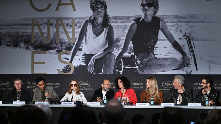 (From L) French producer Alexandre Mallet-Guy, French-Tunisian actor Adam Bessa, French actress Isabelle Huppert, Iranian director and screenwriter Asghar Farhadi, a guest, Belgian actress Virginie Efira, French actor Vincent Cassel and French actor Pierre Niney attend a press conference for the film "Histoires Paralleles" (Parallel Tales) at the 79th edition of the Cannes Film Festival in Cannes, southern France on May 15, 2026. (Photo by Julie SEBADELHA / AFP) © Julie SEBADELHA / AFP