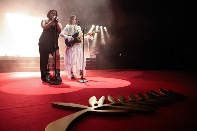 Theodora, Oklou, Cérémonie d'ouverture du 79e Festival de Cannes © Valery HACHE / AFP