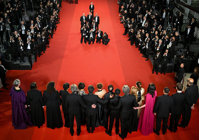 L'Abandon, Montée des marches  © Antonin THUILLIER / AFP