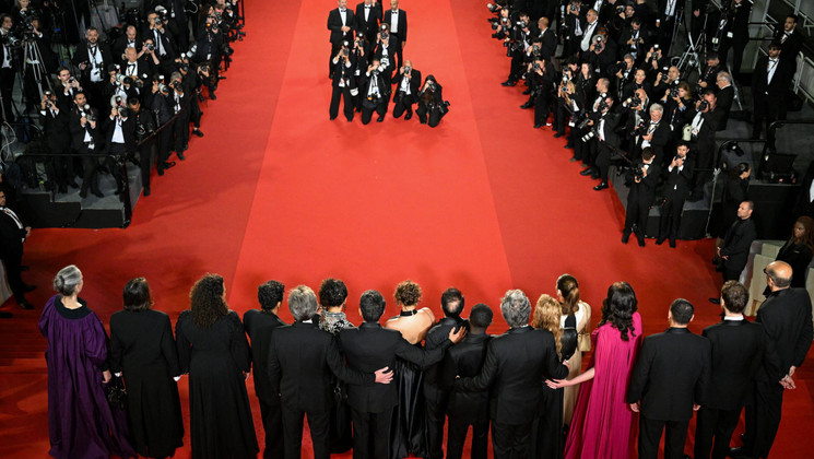 L'Abandon, Montée des marches  © Antonin THUILLIER / AFP