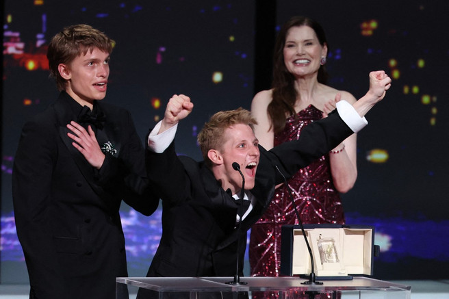 Remise du prix d'Interprétation Masculine par Geena Davis à Emmanuel Macchia et Valentin Campagne dans COWARD, par Lukas DHONT © Sameer AL-DOUMY / AFP