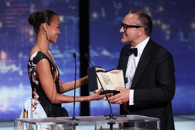 Remise du Grand Prix par Zoe Saldaña à Andreï Zviaguintsev pour Minotaure © Sameer AL-DOUMY / AFP