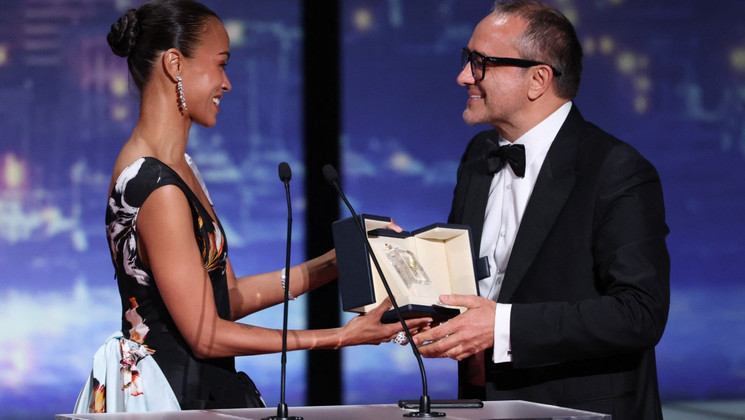 Grand Prix given by Zoe Saldaña to Andreï Zviaguintsev for Minotaure © Sameer AL-DOUMY / AFP