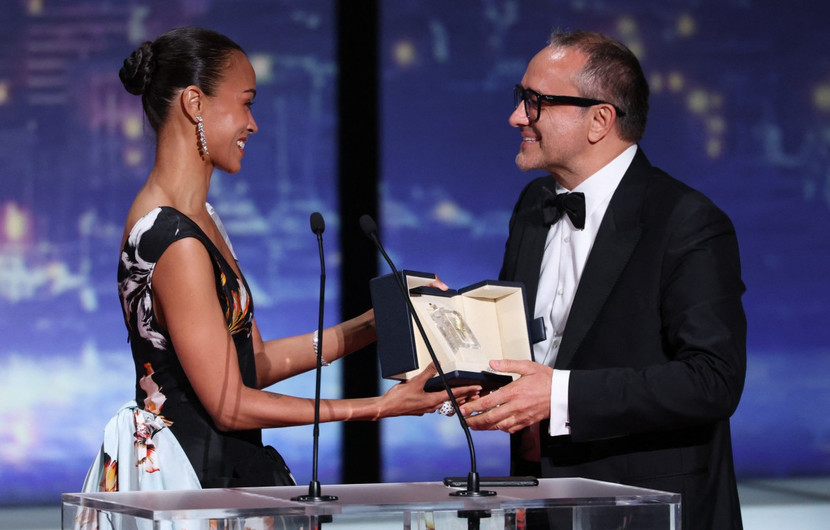Grand Prix given by Zoe Saldaña to Andreï Zviaguintsev for Minotaure © Sameer AL-DOUMY / AFP