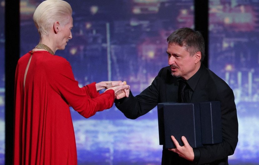 Palme d'or given by Tilda Swinton to FJORD by Cristian Mungiu © Sameer AL-DOUMY / AFP