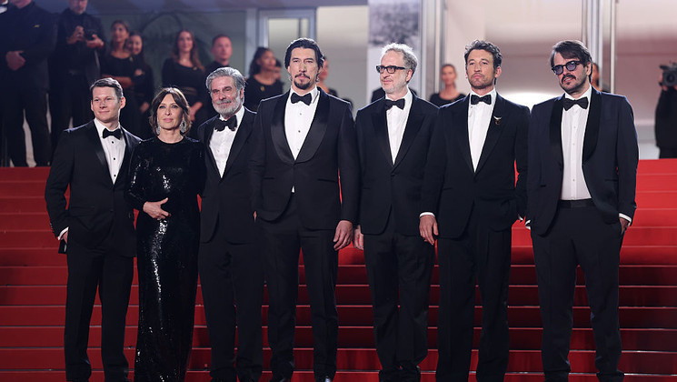 Montée des marches Paper Tiger de James Gray - Scott Morris, Raffaella Leone, Anthony Katagas, Adam Driver, James Gray, Miles Teller, Rodrigo Teixeira © Pascal Le Segretain/Getty Images