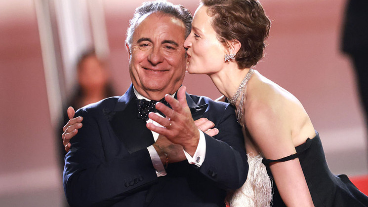 Montée des marches Diamond de Andy Garcia -Andy Garcia & Vicky Krieps  © Stephane Cardinale - Corbis/Corbis via Getty Images