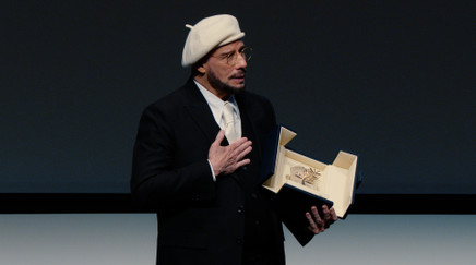 palme_honneur_travolta_voen-00_01_52_11-still001