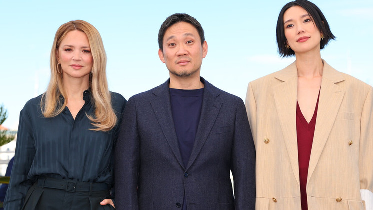 Photocall Soudain de Ryūsuke Hamaguchi  -Virginie Efira, Ryusuke Hamaguchi, Tao Okamoto © Jean-Louis Hupe
